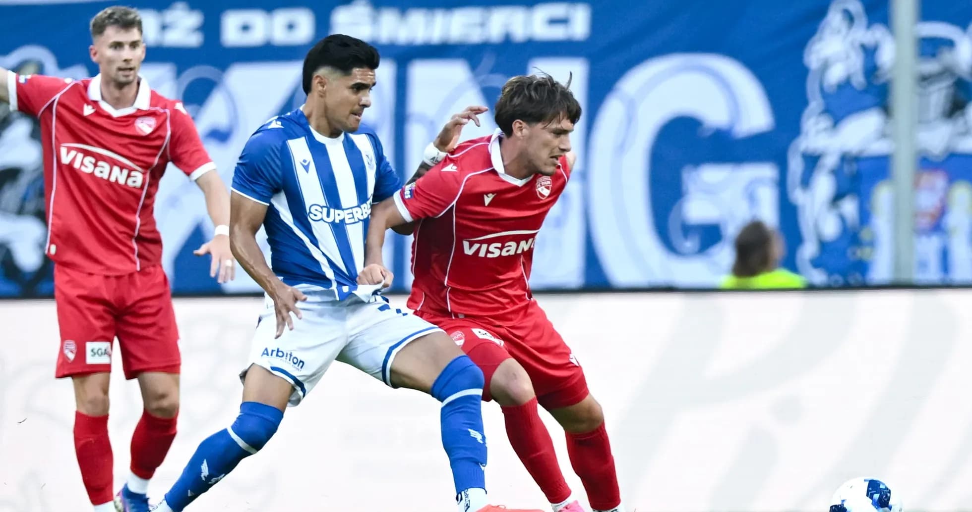 Jugadores compitiendo en el partido de fútbol