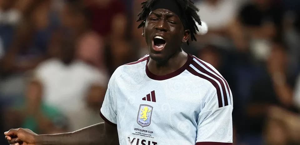Jugador de Aston Villa expresando frustración en el partido