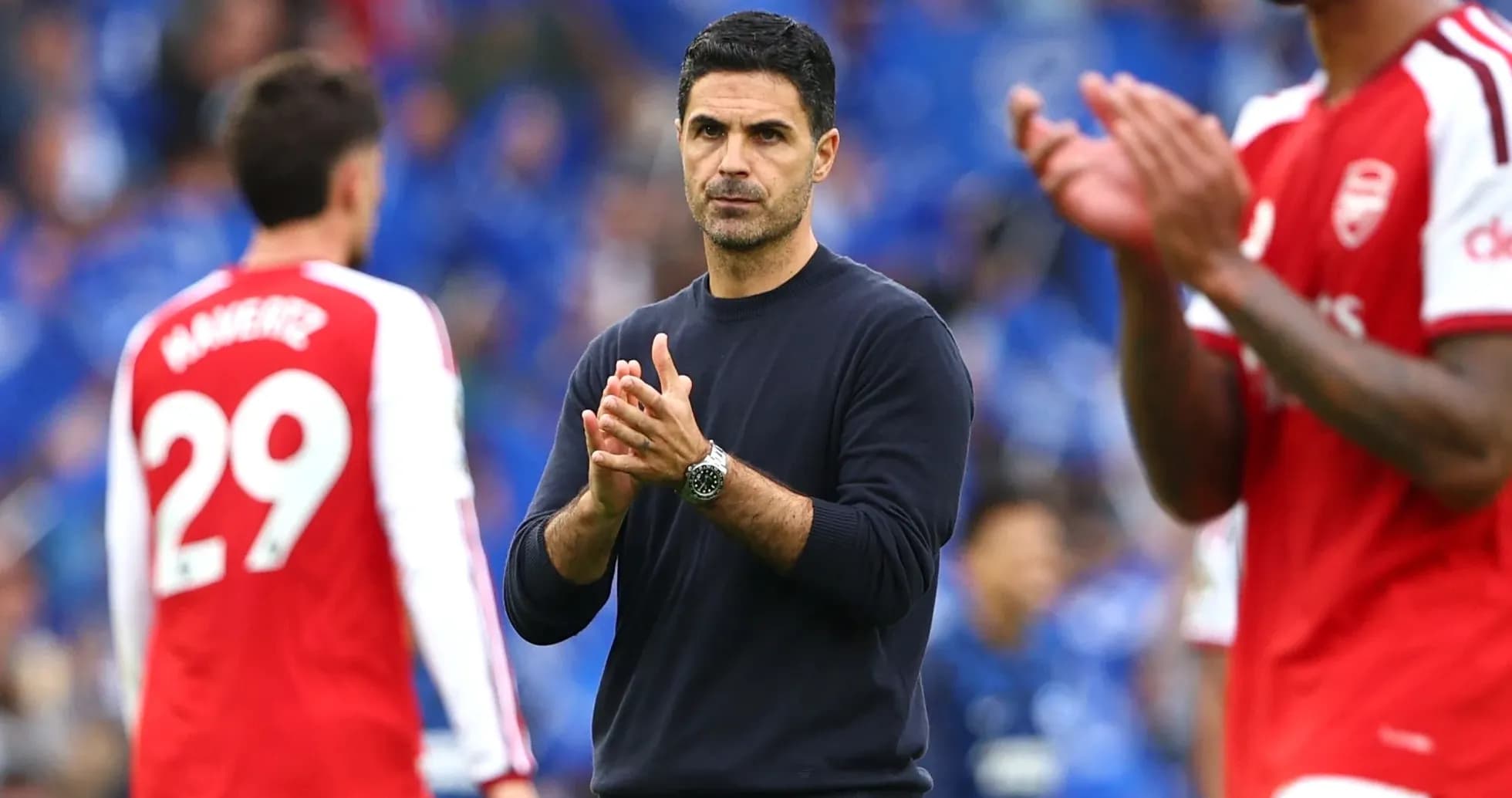 Entrenador aplaudiendo durante el partido de fútbol