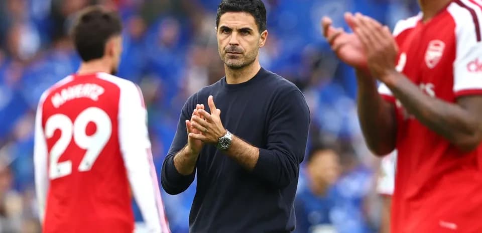Entrenador aplaudiendo durante el partido de fútbol