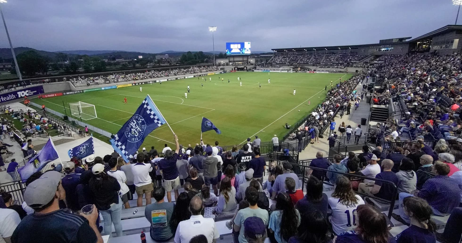 Aficionados animando en el partido de fútbol