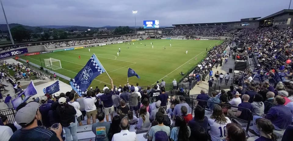 Aficionados animando en el partido de fútbol