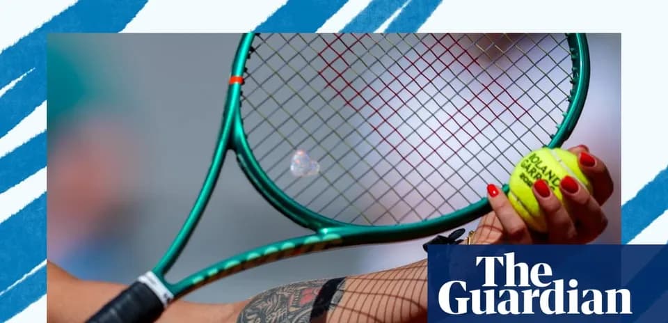 Jugador sosteniendo una raqueta y una pelota de tenis