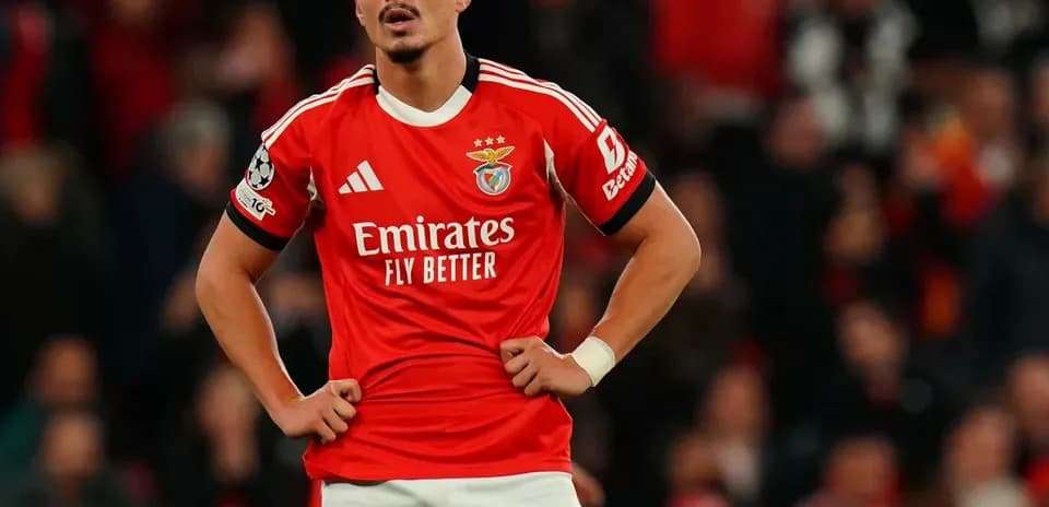 Jugador de Benfica con uniforme rojo en el campo