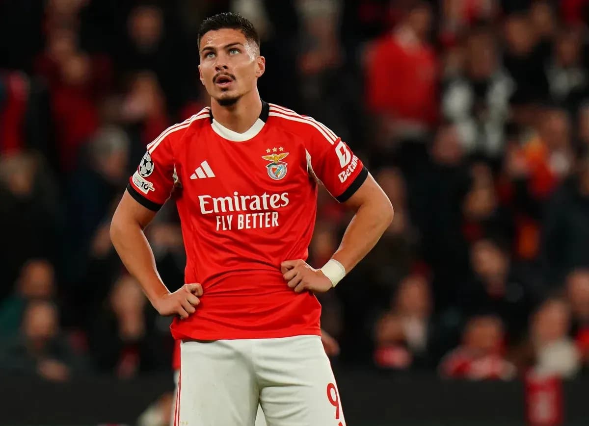 Jugador de Benfica con uniforme rojo en el campo