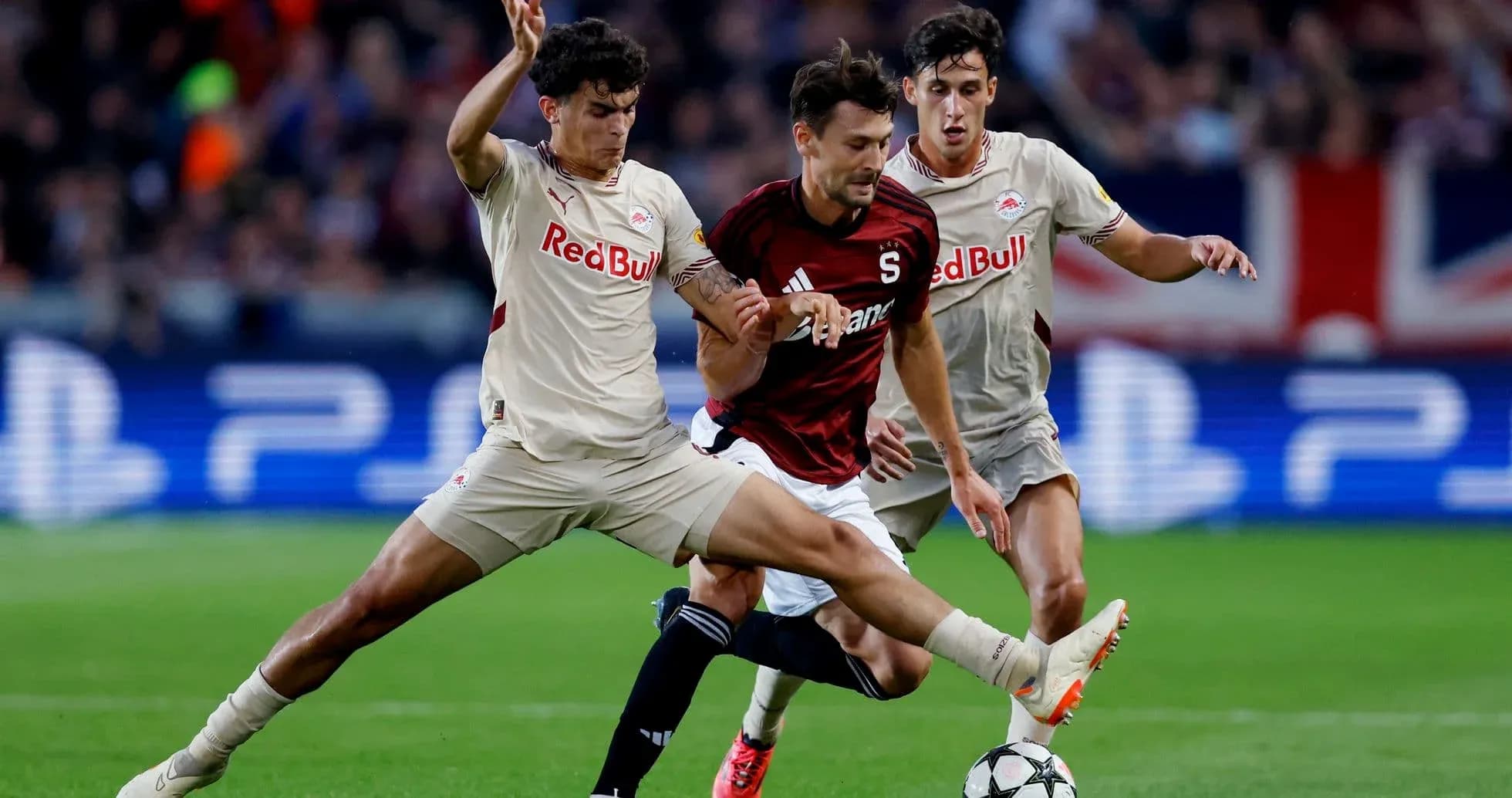 Jugador de Sparta Praha en acción contra Red Bull Salzburg