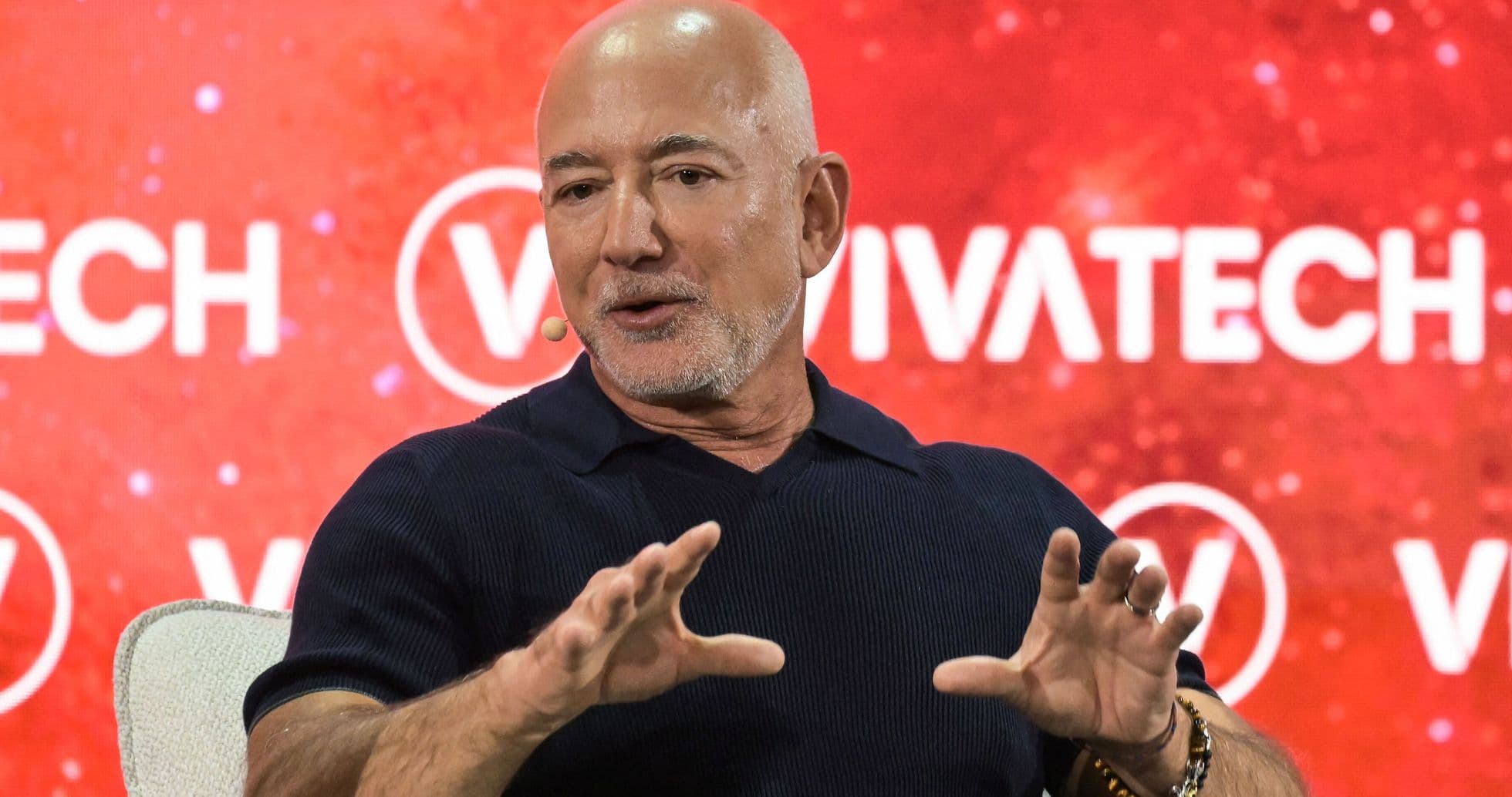 Grupo de seguidores de Liverpool exige claridad sobre posible inversión de Jeff Bezos