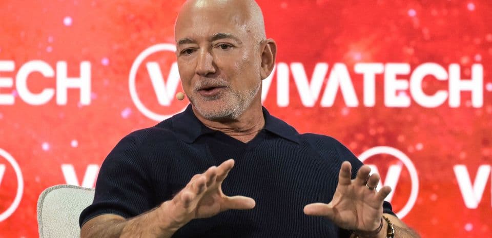 Grupo de seguidores de Liverpool exige claridad sobre posible inversión de Jeff Bezos