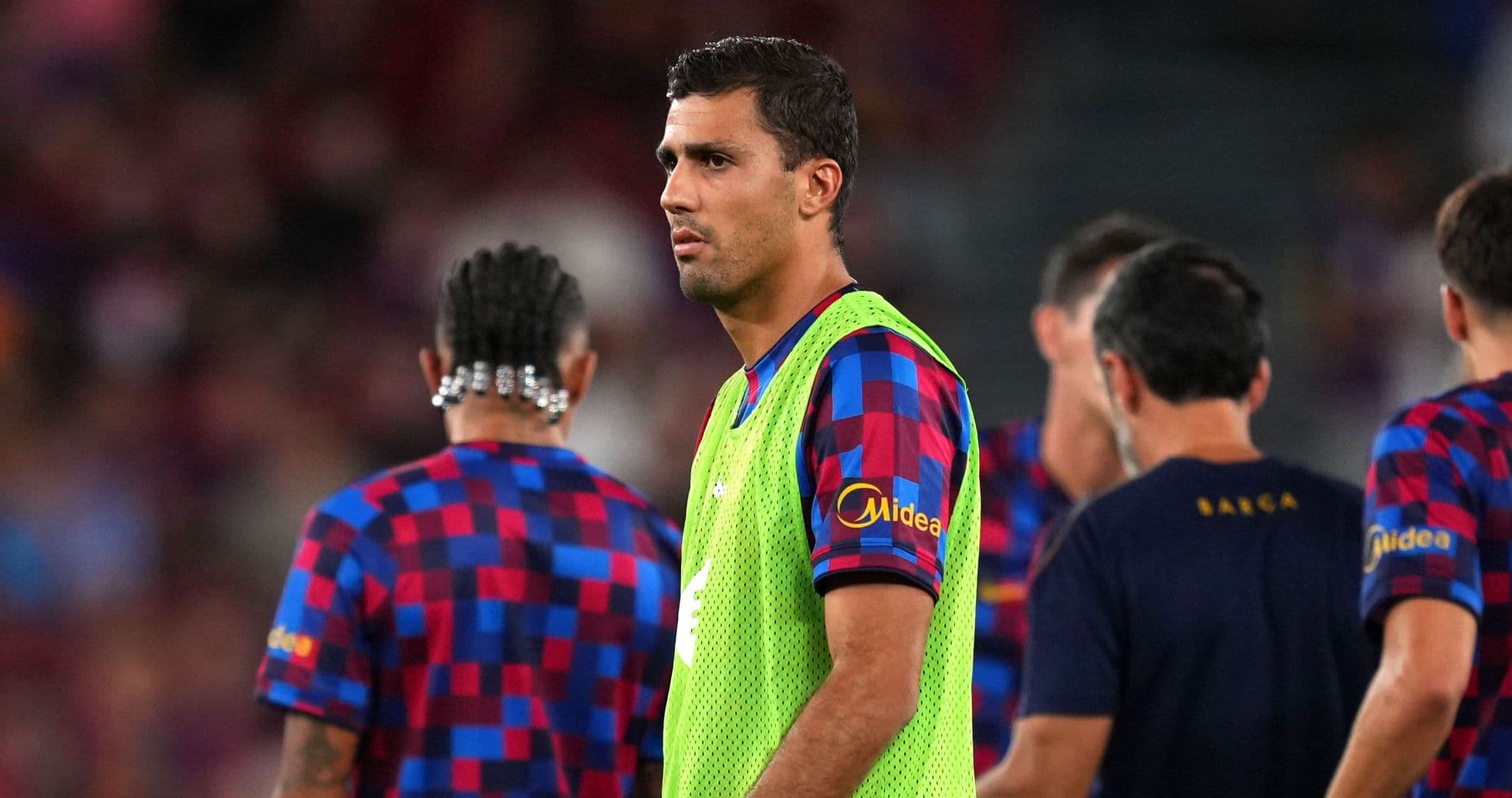 Hansi Flick explica por qué Rodri sigue en el banquillo de Barcelona y el dilema con Pedri