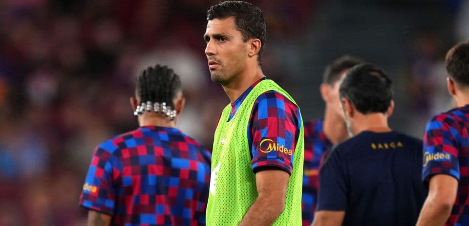 Hansi Flick explica por qué Rodri sigue en el banquillo de Barcelona y el dilema con Pedri