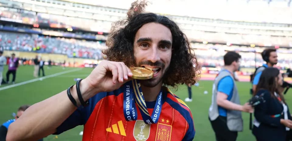 Marc Cucurella cumple su promesa de tatuarse a Luis de la Fuente tras ganar el Mundial