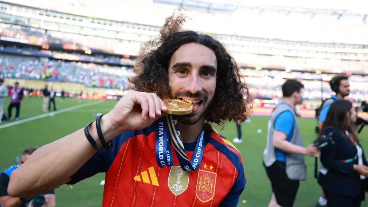Marc Cucurella cumple su promesa de tatuarse a Luis de la Fuente tras ganar el Mundial
