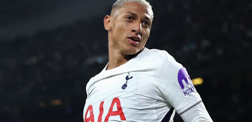 Mohamed Salah y Fabinho intentan convencer a Richarlison para un traspaso a Trabzonspor