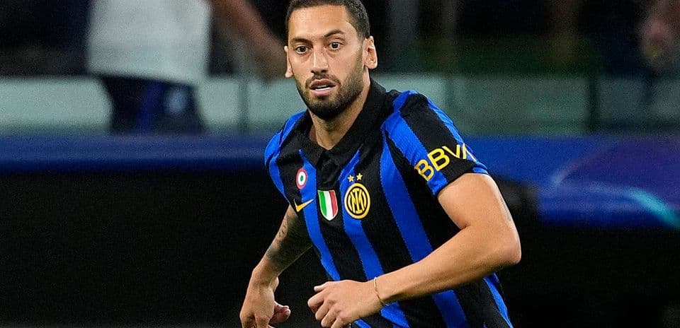 Hakan Calhanoglu no jugará contra Roma por lesión en el muslo