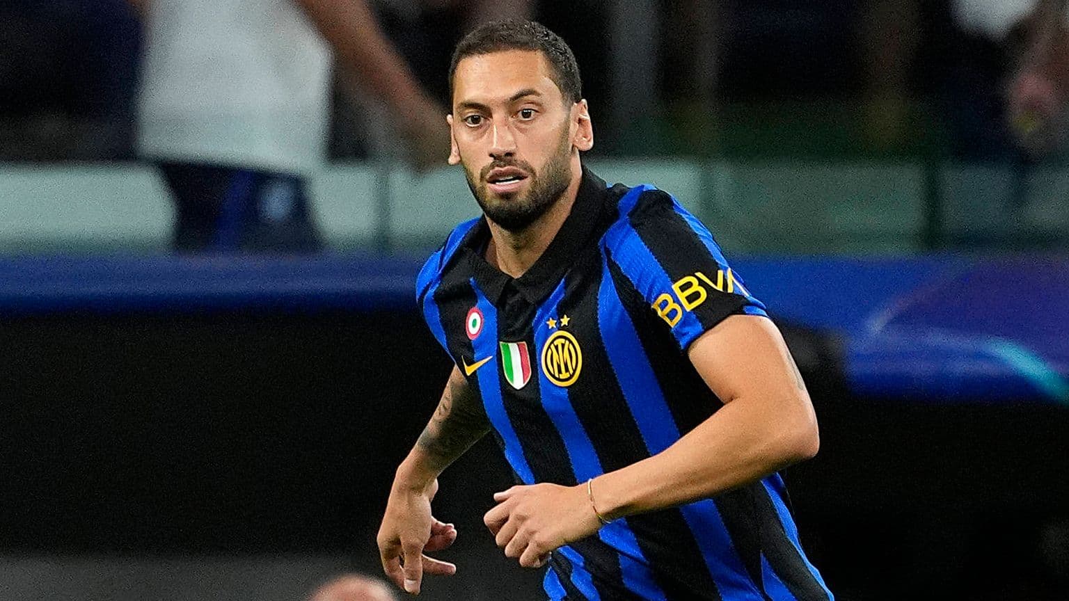 Hakan Calhanoglu no jugará contra Roma por lesión en el muslo