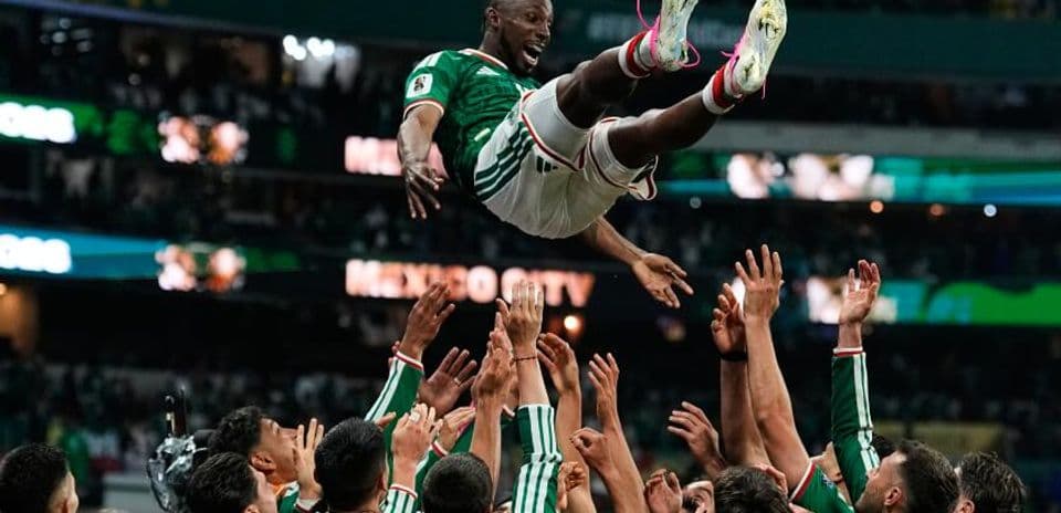México rompe sequía en eliminatorias de Mundial y vence a Ecuador para avanzar a octavos