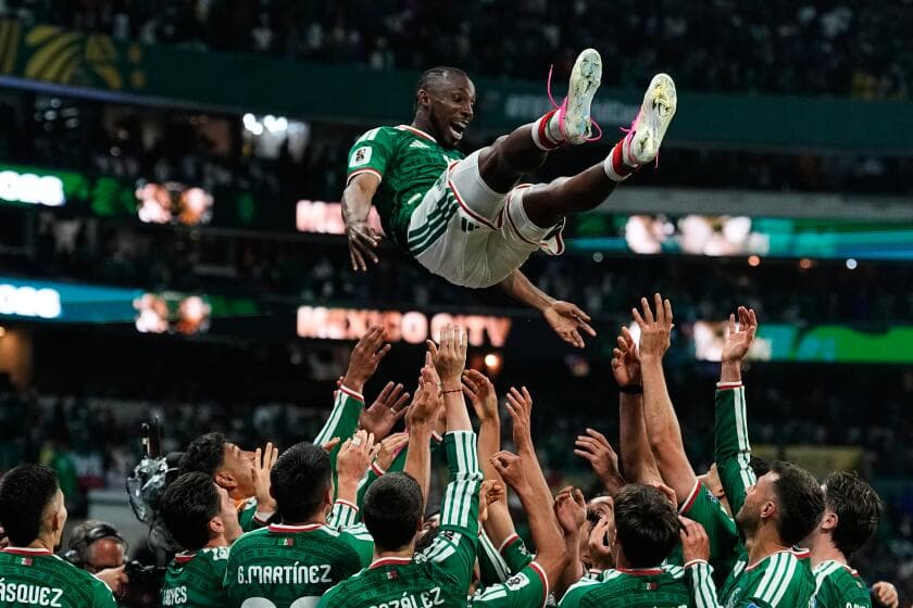 México rompe sequía en eliminatorias de Mundial y vence a Ecuador para avanzar a octavos