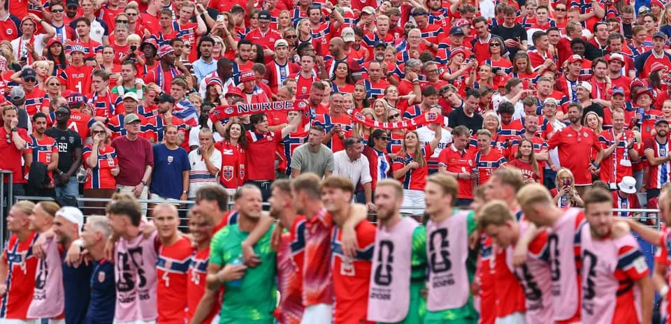 Noruega presenta una queja formal por la intervención de Donald Trump en la polémica de la tarjeta roja a Folarin Balogun