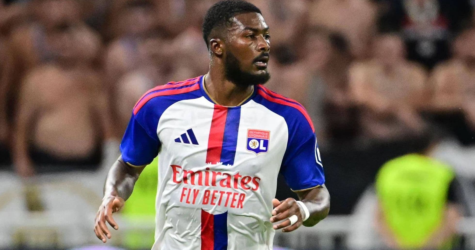 Ainsley Maitland-Niles regresa a la Premier League con Everton tras su transferencia definitiva desde Lyon