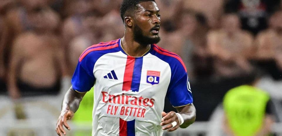 Ainsley Maitland-Niles regresa a la Premier League con Everton tras su transferencia definitiva desde Lyon
