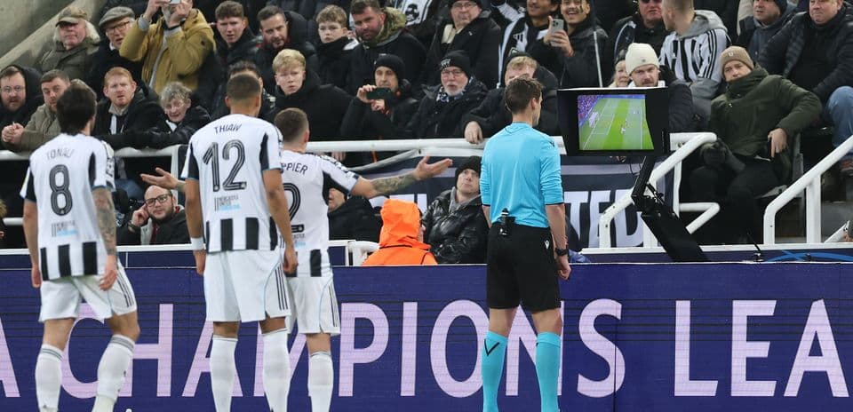 UEFA presenta Clearline, plataforma para explicar decisiones del VAR a los aficionados