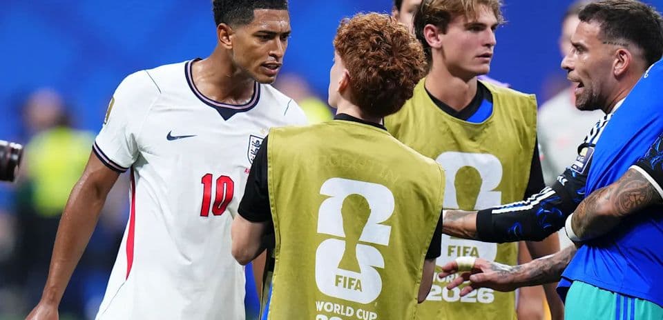Jude Bellingham se enfrenta a jugadores argentinos tras derrota en semifinal y parece abofetear a Valentín Barco