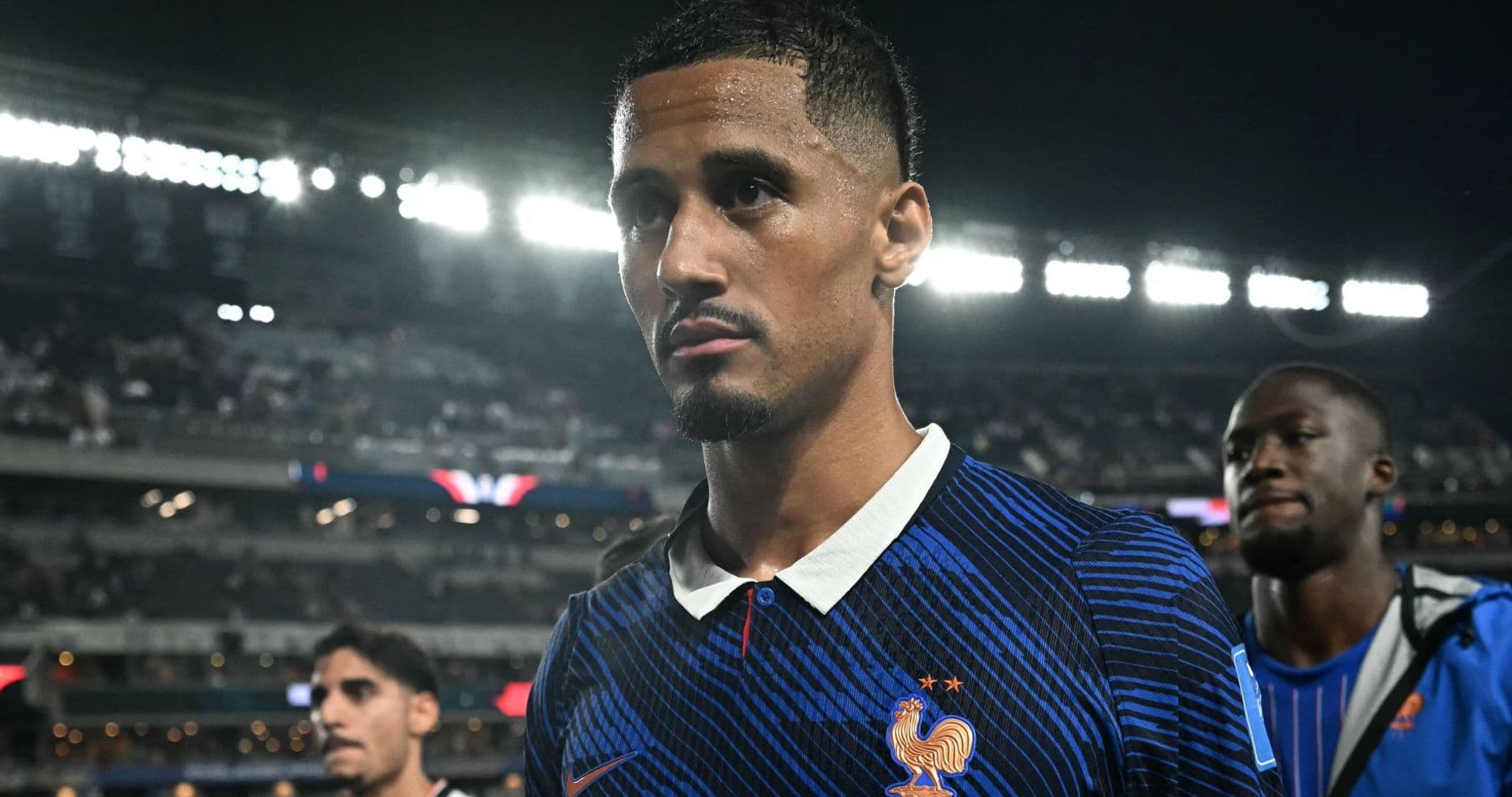 Didier Deschamps mantiene confianza en William Saliba a pesar de sus molestias en la espalda
