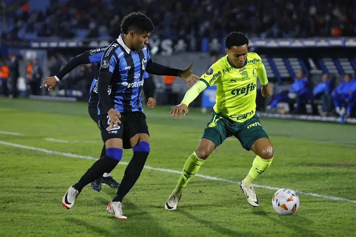Jugadores compitiendo por el balón en el campo Jugadores compitiendo por el balón en el campo