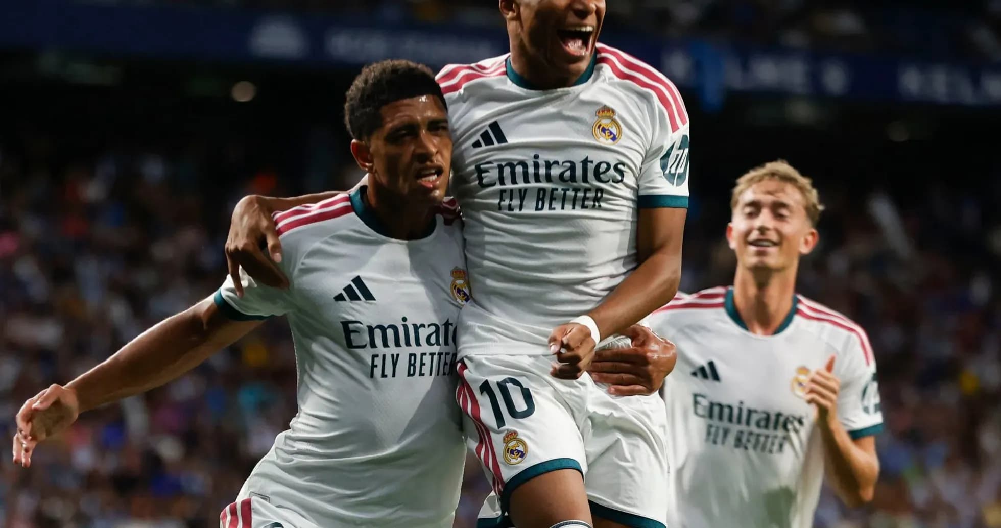 Jugadores de Real Madrid celebrando un gol Jugadores de Real Madrid celebrando un gol