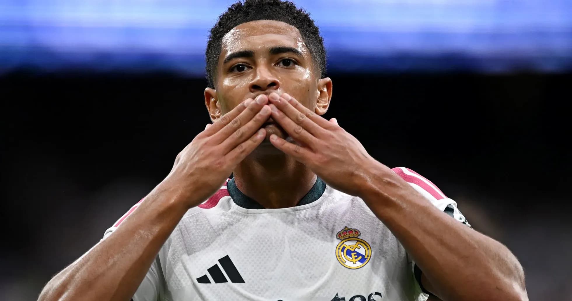 Jugador de Real Madrid haciendo un gesto de celebración Jugador de Real Madrid haciendo un gesto de celebración