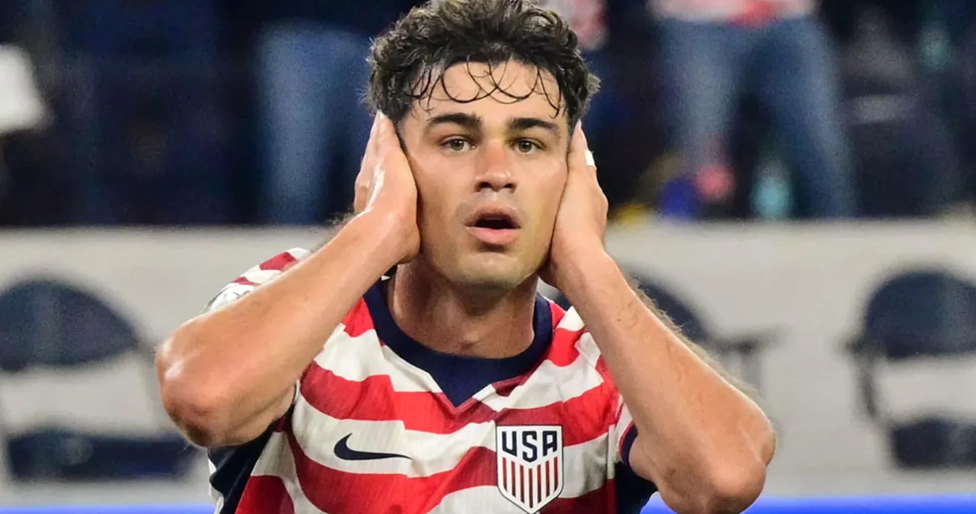 Jugador de Estados Unidos con las manos en la cabeza Jugador de Estados Unidos con las manos en la cabeza