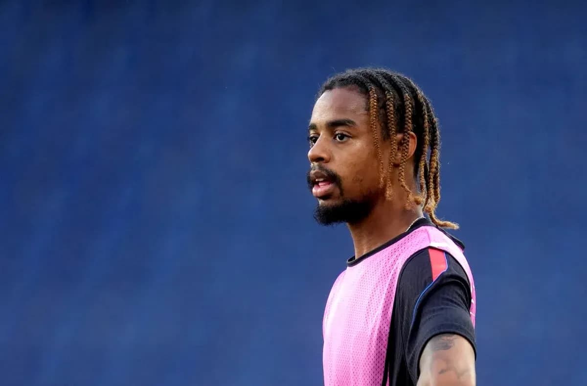 Jugador en entrenamiento con camiseta de calentamiento rosa Jugador en entrenamiento con camiseta de calentamiento rosa