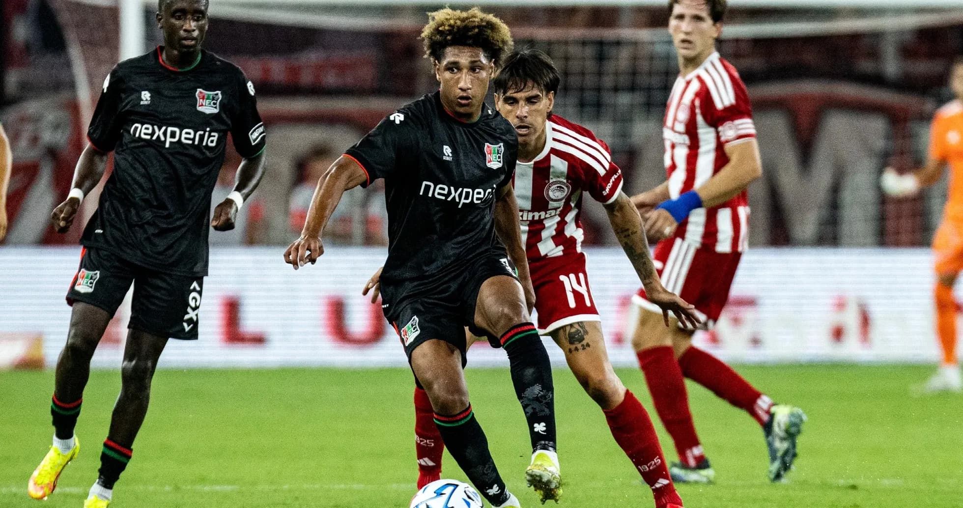 Jugadores de NEC Nijmegen y Olympiakos en acción Jugadores de NEC Nijmegen y Olympiakos en acción