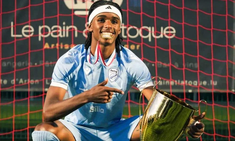 Jugador sosteniendo un trofeo en el campo Jugador sosteniendo un trofeo en el campo