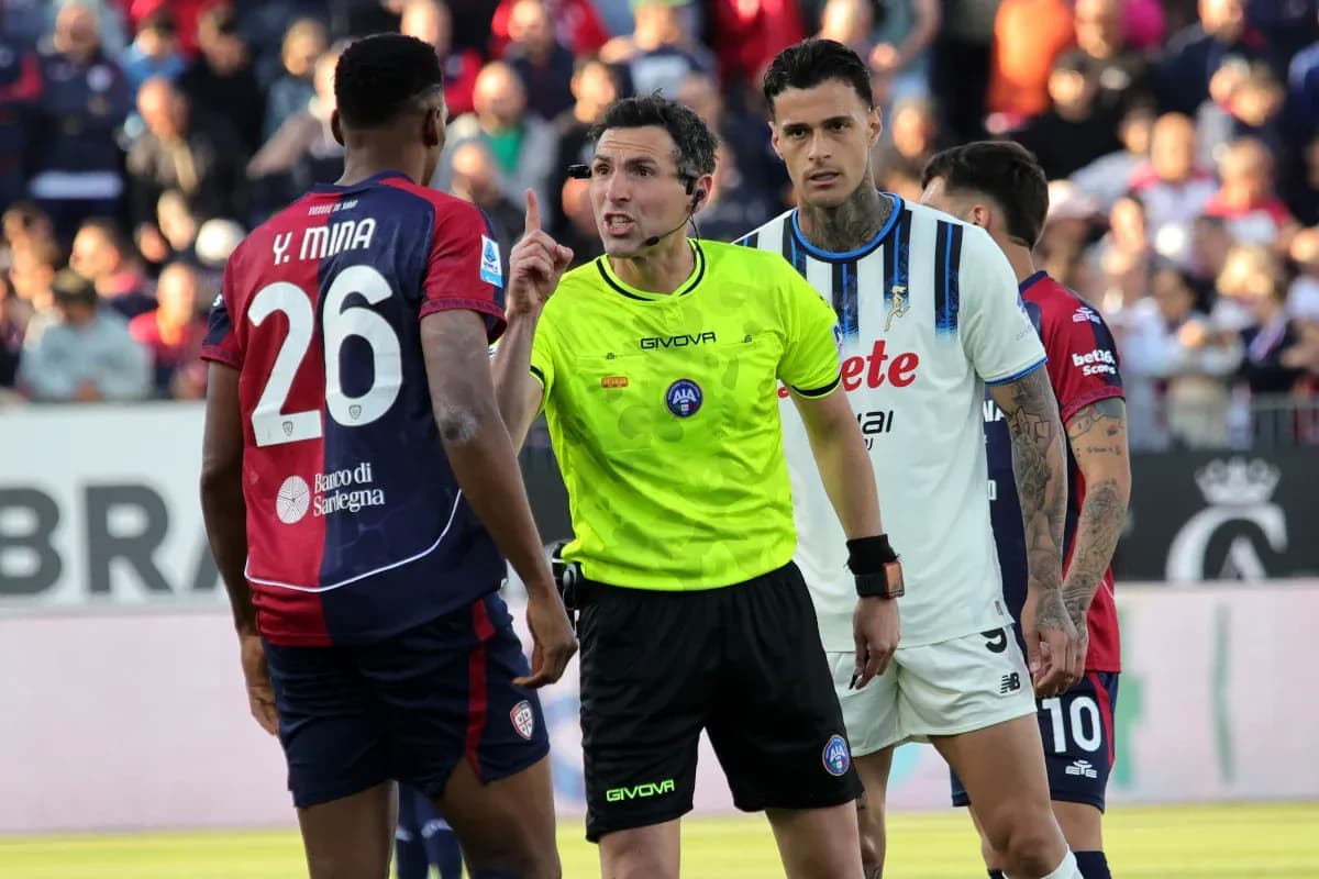 Y. Mina y árbitro discutiendo en el partido Y. Mina y árbitro discutiendo en el partido