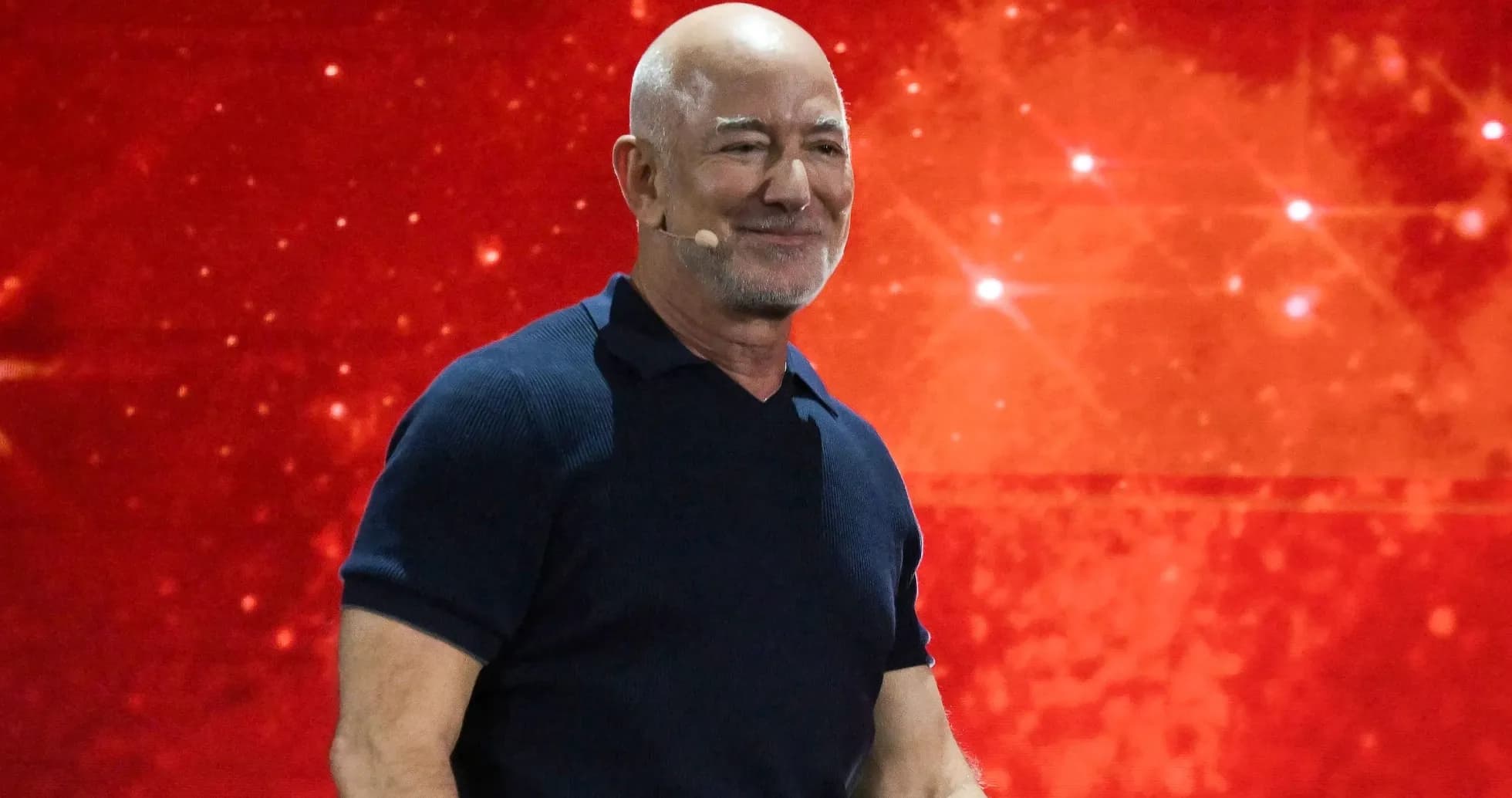 Hombre con micrófono en fondo rojo brillante Hombre con micrófono en fondo rojo brillante