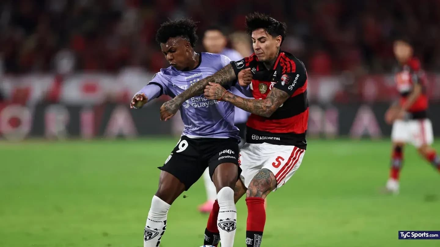 Jugador de Flamengo y Independiente del Valle en acción Jugador de Flamengo y Independiente del Valle en acción