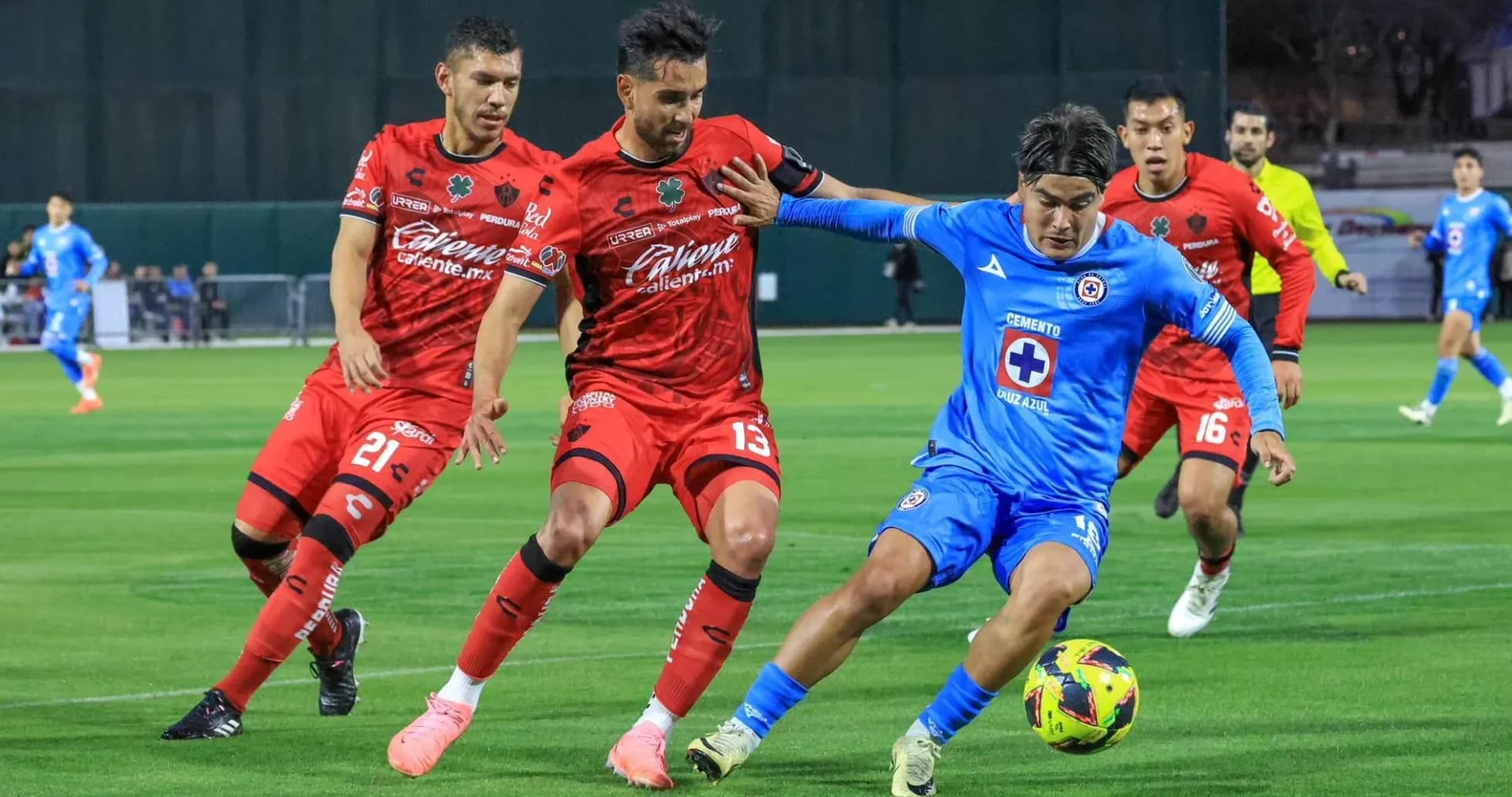 Jugador de Cruz Azul driblando a defensores de Atlas Jugador de Cruz Azul driblando a defensores de Atlas