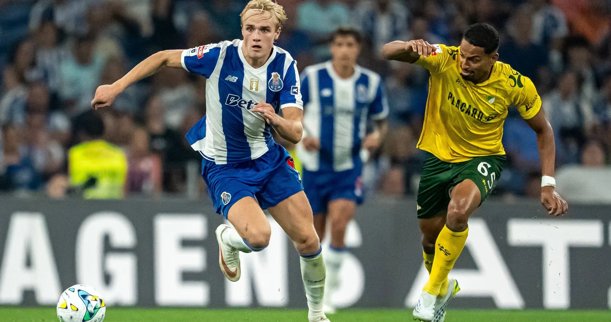 Jugador del Porto corriendo con el balón en partido Jugador del Porto corriendo con el balón en partido