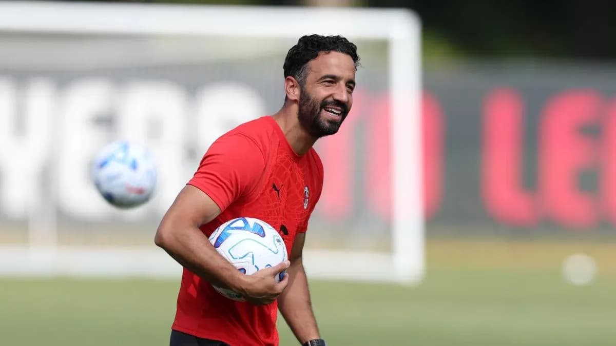 Jugador sosteniendo balones durante entrenamiento Jugador sosteniendo balones durante entrenamiento