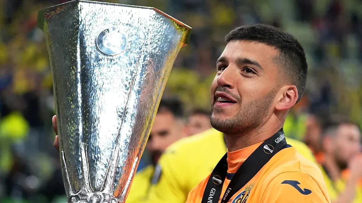 Jugador celebrando con trofeo de la Europa League Jugador celebrando con trofeo de la Europa League