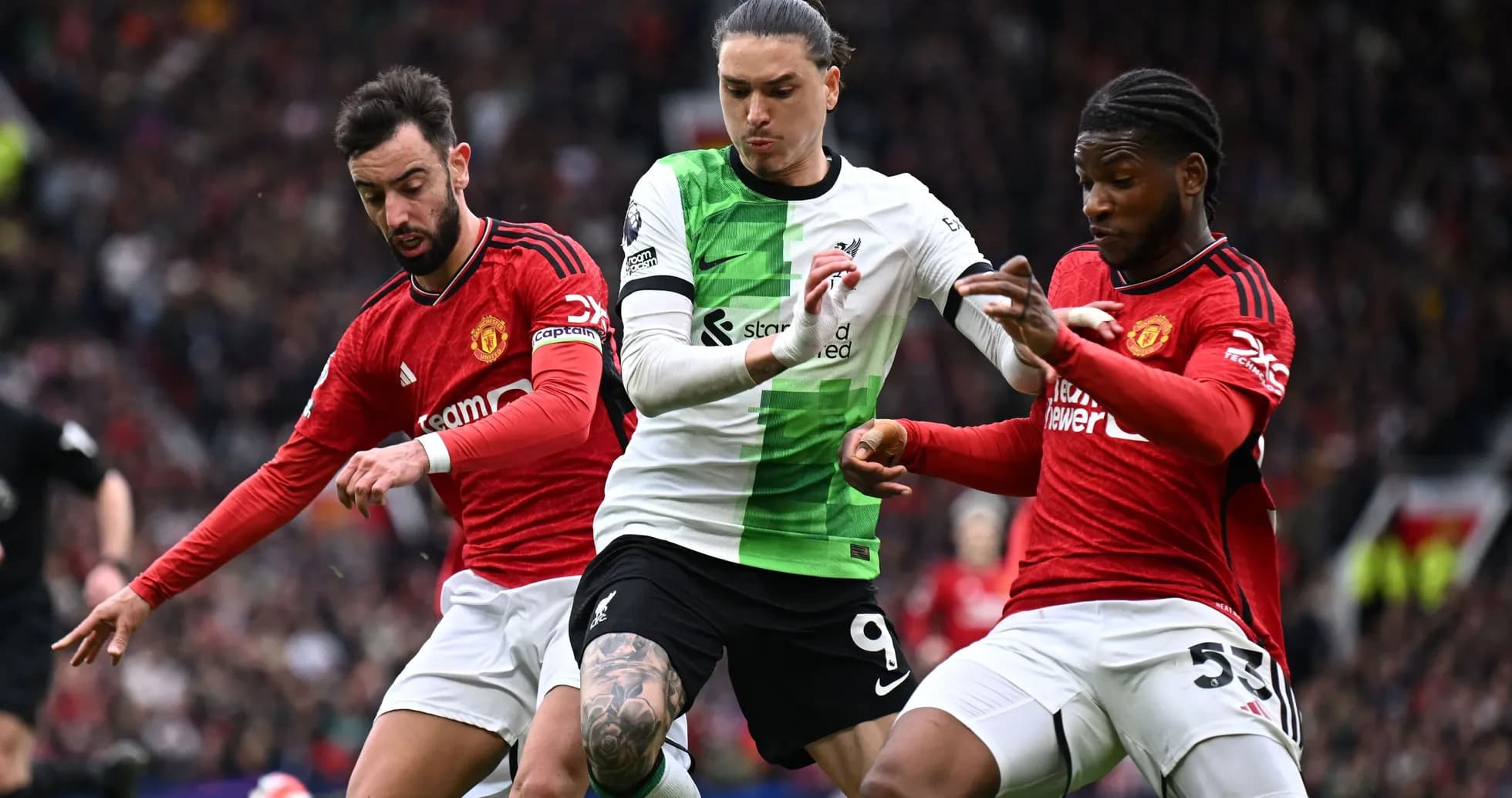 Jugadores de Liverpool y Manchester United en disputa Jugadores de Liverpool y Manchester United en disputa