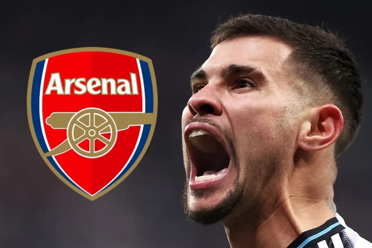 Jugador de Arsenal gritando con logo de Arsenal Jugador de Arsenal gritando con logo de Arsenal