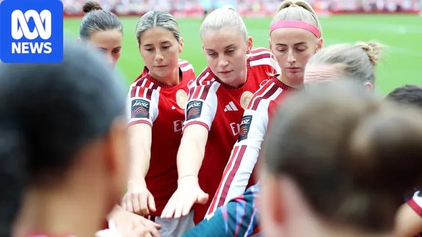 Jugadoras de fútbol uniendo manos en círculo Jugadoras de fútbol uniendo manos en círculo