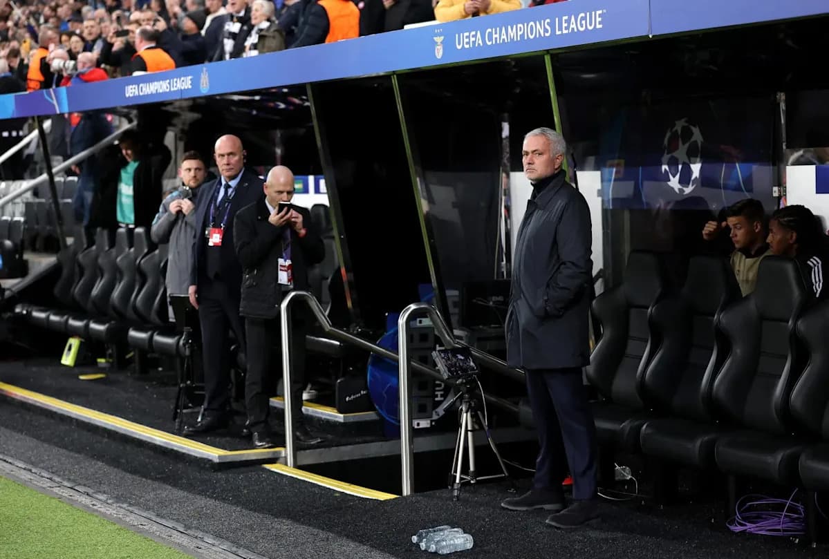 Entrenador observando el partido desde el banquillo Entrenador observando el partido desde el banquillo