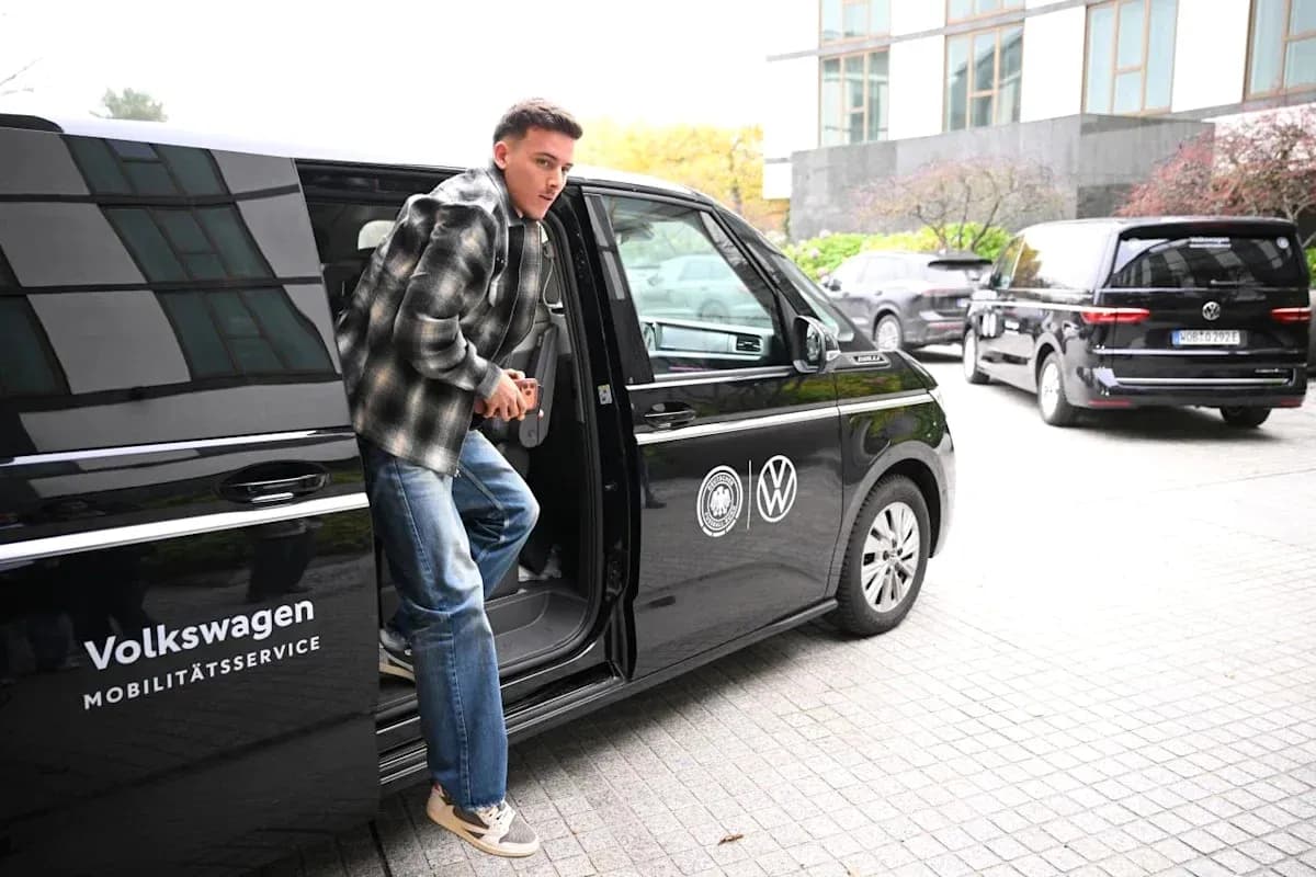 Jugador saliendo de un vehículo Volkswagen en un evento Jugador saliendo de un vehículo Volkswagen en un evento