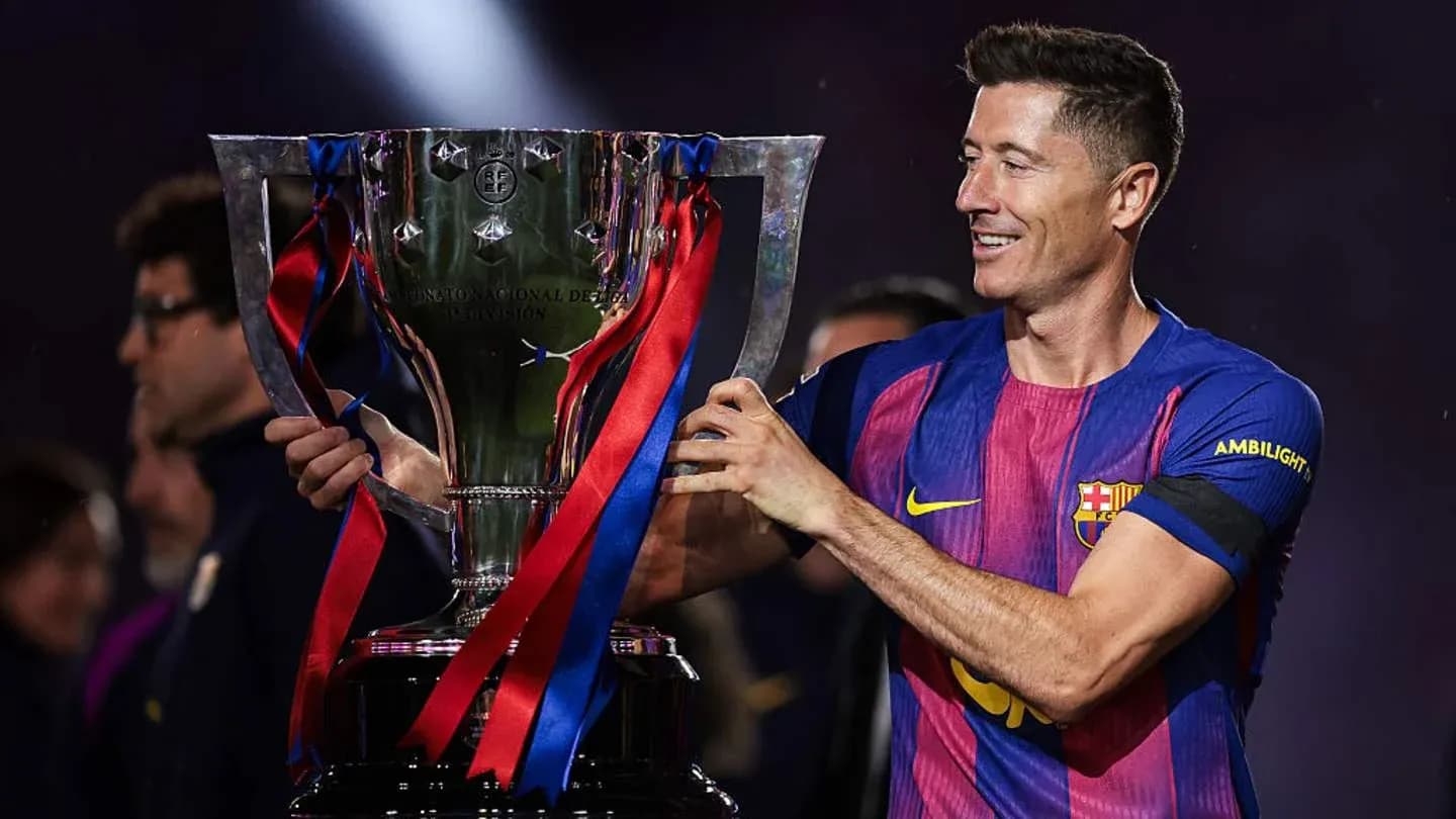 Jugador de Barcelona levantando el trofeo de la liga Jugador de Barcelona levantando el trofeo de la liga