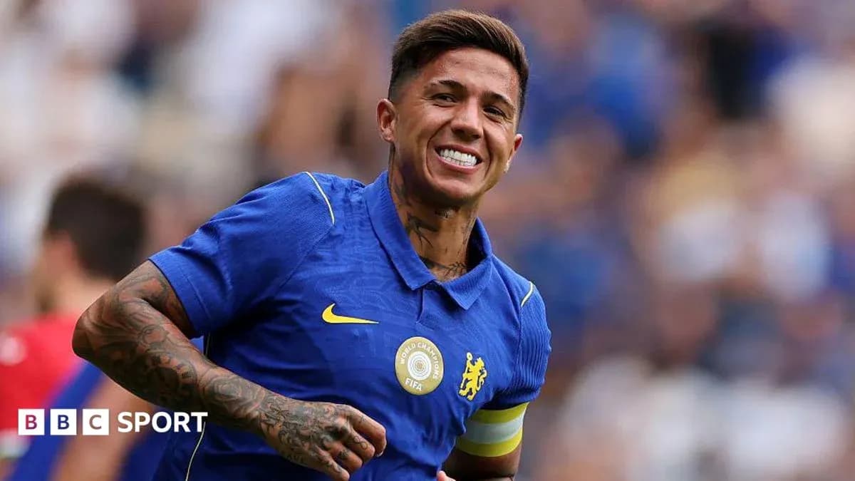 Jugador de Chelsea sonriendo en el campo de juego Jugador de Chelsea sonriendo en el campo de juego