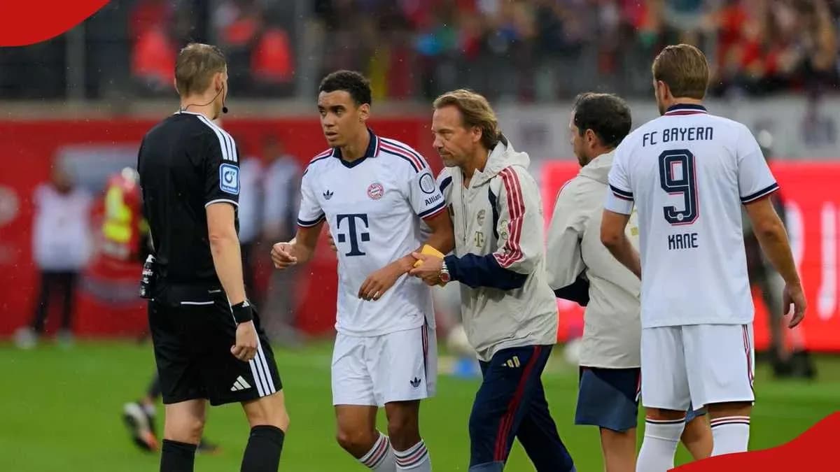 Jugador de Bayern Múnich siendo atendido por el staff Jugador de Bayern Múnich siendo atendido por el staff
