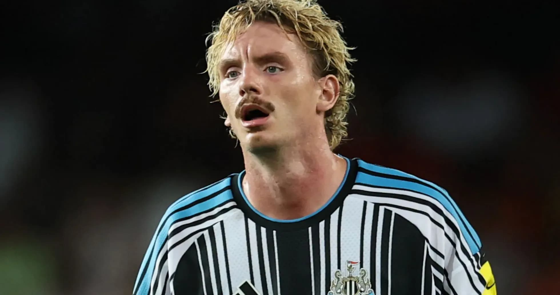 Jugador de Newcastle United en acción durante partido Jugador de Newcastle United en acción durante partido